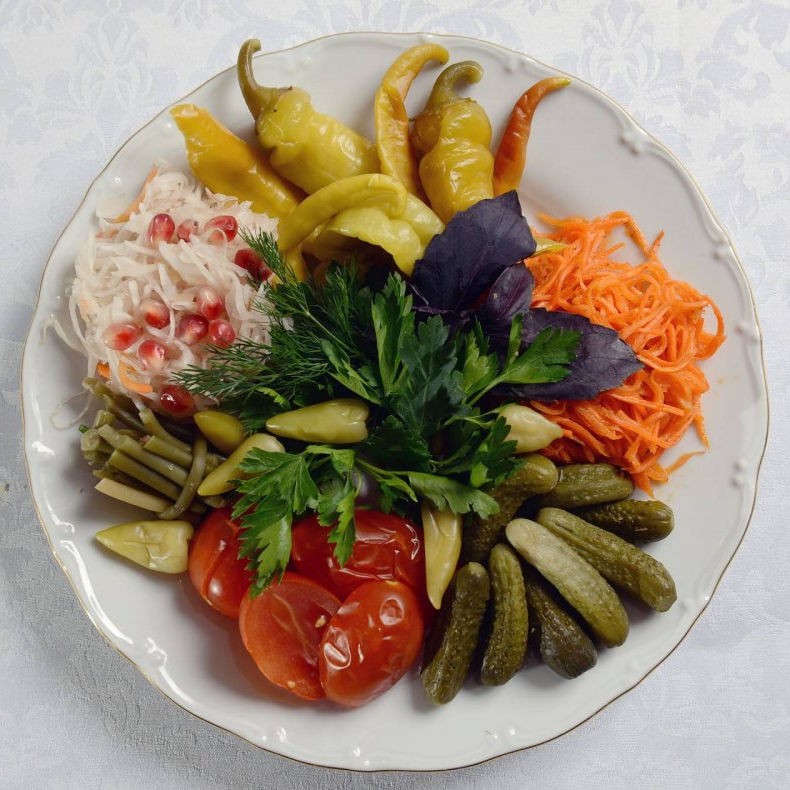 Соления (капуста квашенная,морковча,чеснок маринов,цицак,огурцы маринов) 